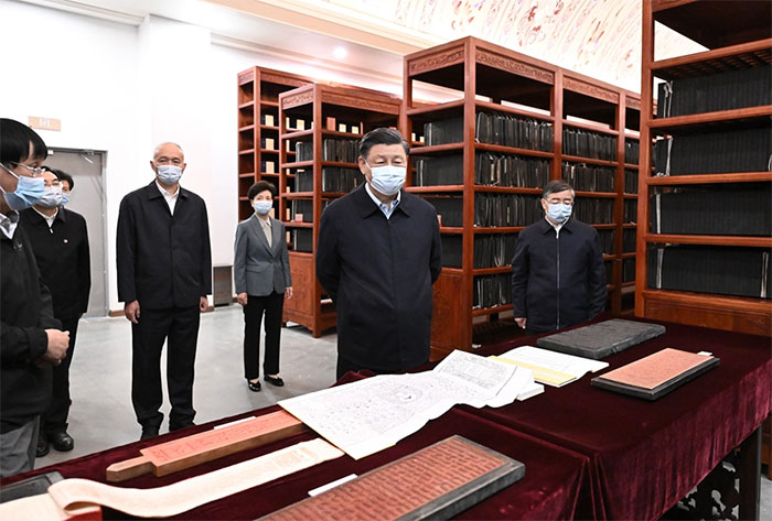 習近平1日下午在中國國家版本館考察時，在蘭臺洞庫了解館藏精品版本保存情況